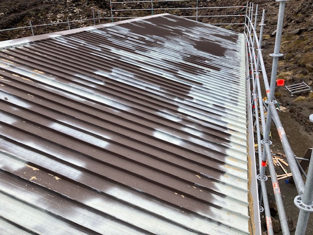 Maintenance work on the roof of the hut